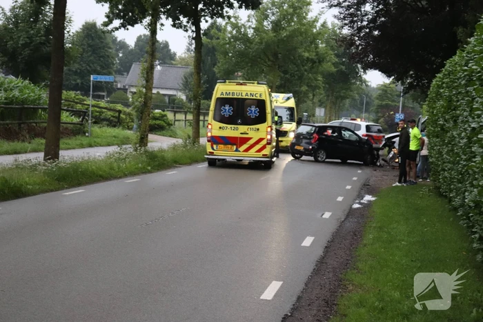 DPD bestelbus botst met auto