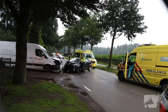 DPD bestelbus botst met auto