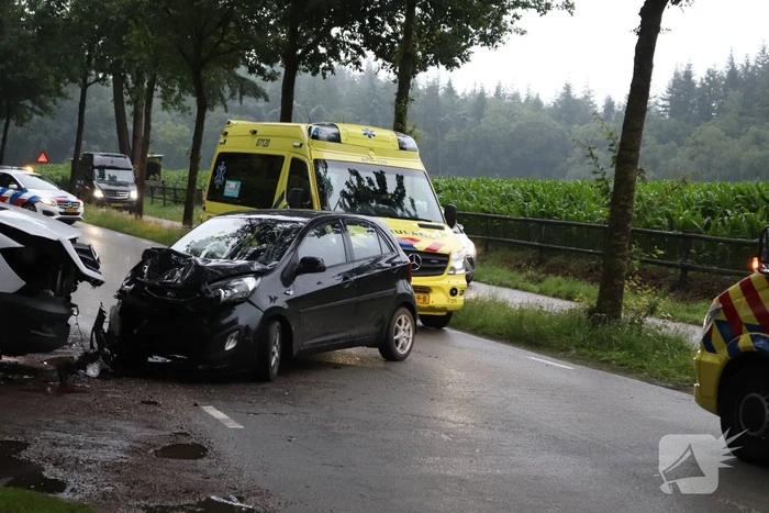 DPD bestelbus botst met auto