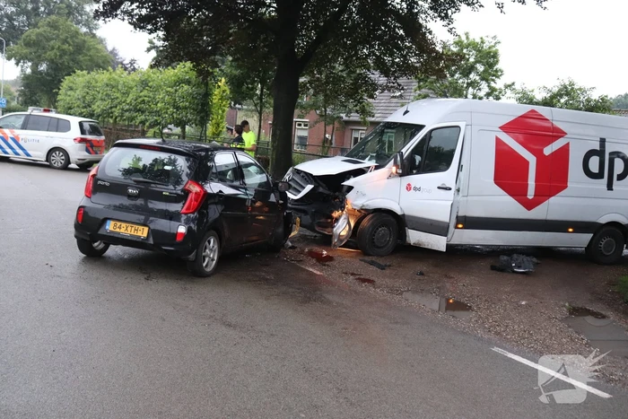DPD bestelbus botst met auto