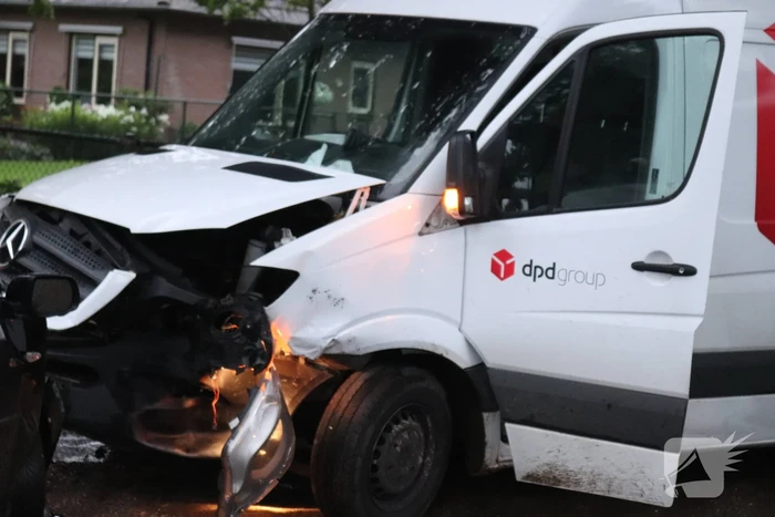 DPD bestelbus botst met auto