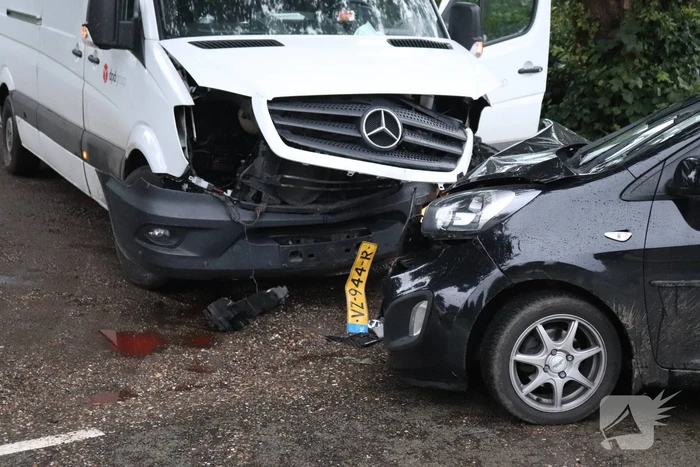 DPD bestelbus botst met auto