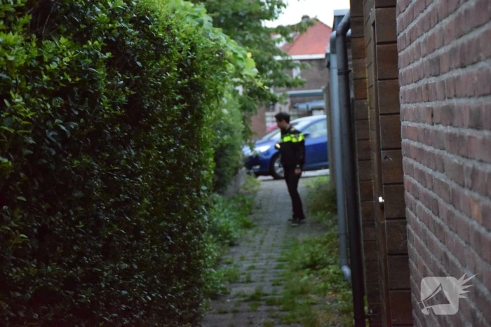 Politie valt woning binnen
