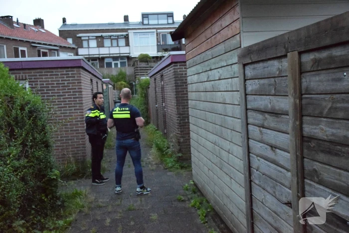 Politie valt woning binnen