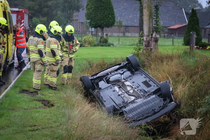Personenauto belandt op de kop in sloot