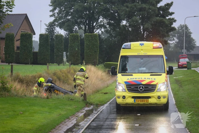 Personenauto belandt op de kop in sloot
