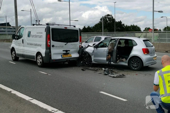 Persoon gewond bij verkeersongeval tussen auto en bestelbus