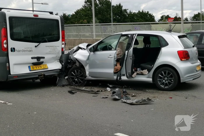 Persoon gewond bij verkeersongeval tussen auto en bestelbus
