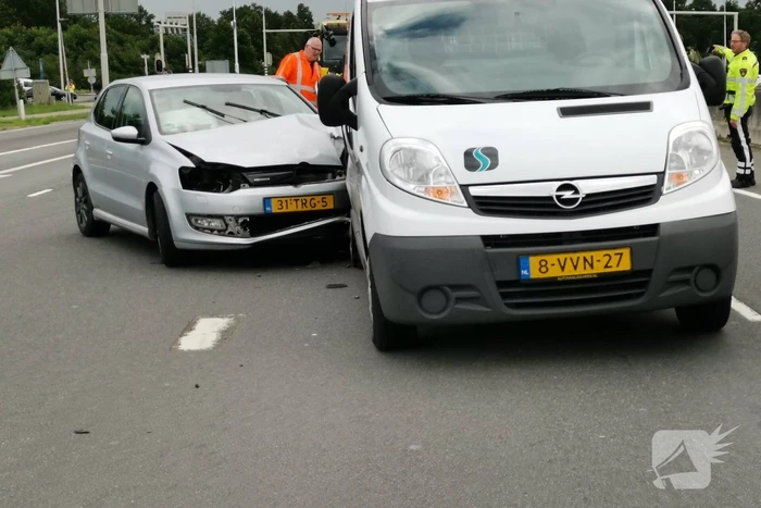 Persoon gewond bij verkeersongeval tussen auto en bestelbus