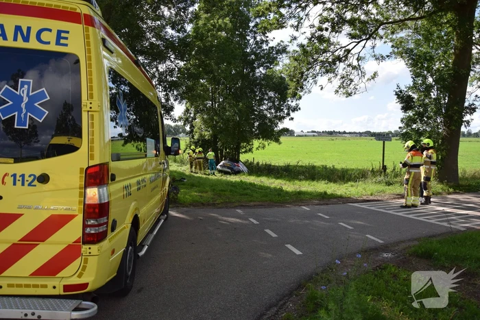 Auto belandt in sloot na ongeval
