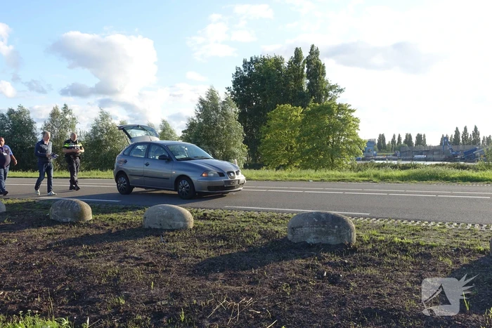 Auto vliegt van dijk na frontale aanrijding