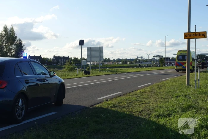 Auto vliegt van dijk na frontale aanrijding