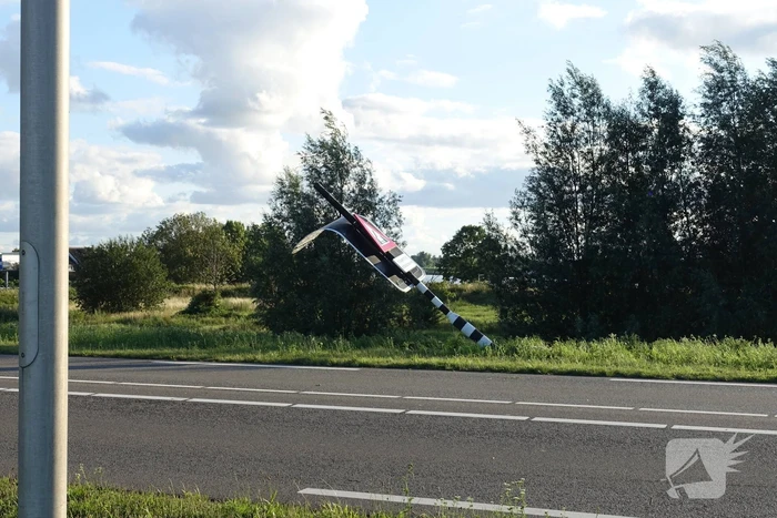 Auto vliegt van dijk na frontale aanrijding