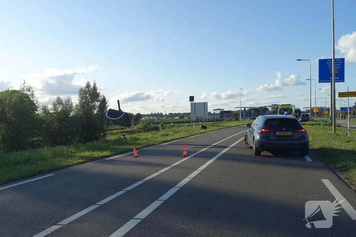 Auto vliegt van dijk na frontale aanrijding