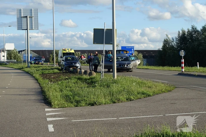 Auto vliegt van dijk na frontale aanrijding