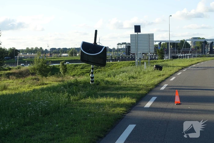Auto vliegt van dijk na frontale aanrijding