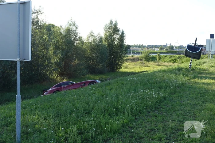 Auto vliegt van dijk na frontale aanrijding