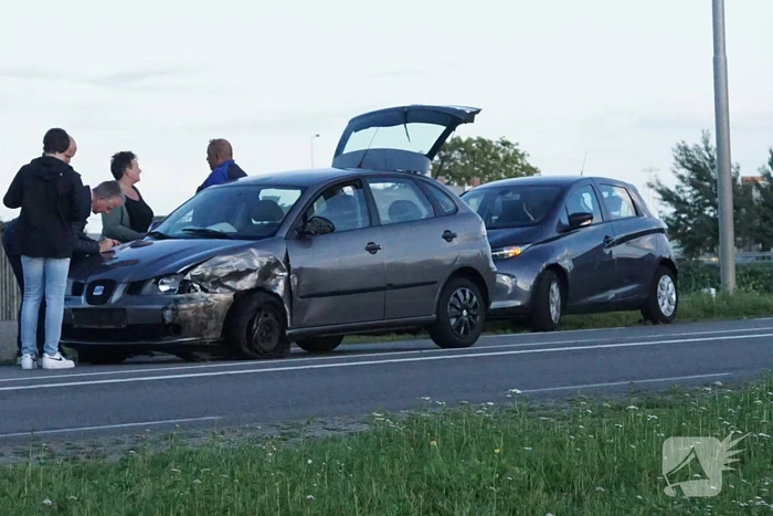 Auto vliegt van dijk na frontale aanrijding