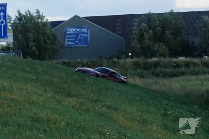 Auto vliegt van dijk na frontale aanrijding