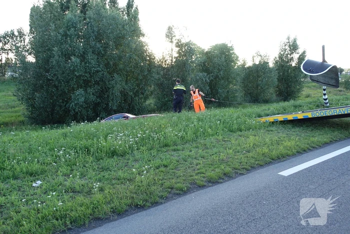 Auto vliegt van dijk na frontale aanrijding