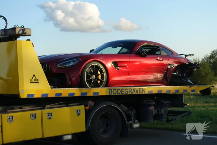 Auto vliegt van dijk na frontale aanrijding