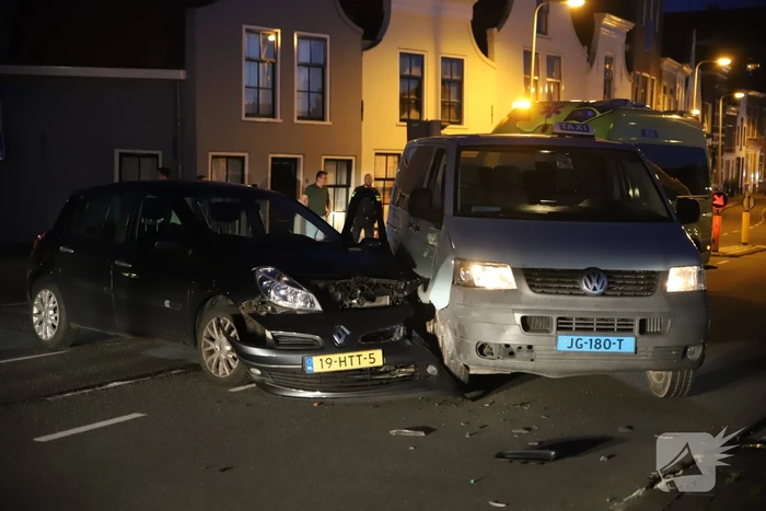 Gewonde na aanrijding met taxibus
