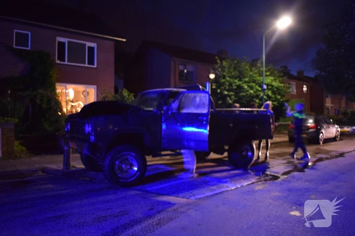 Jeep vliegt in brand tijdens tanken