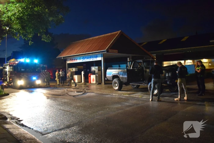 Jeep vliegt in brand tijdens tanken