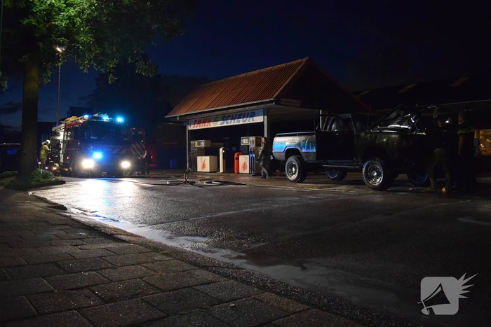 Jeep vliegt in brand tijdens tanken