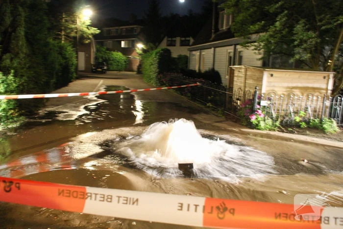 Waterleiding gesprongen in woonwijk