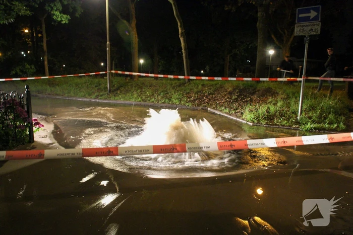 Waterleiding gesprongen in woonwijk