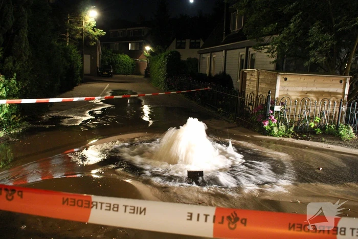 Waterleiding gesprongen in woonwijk