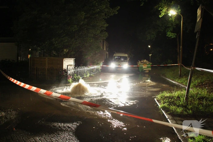Waterleiding gesprongen in woonwijk