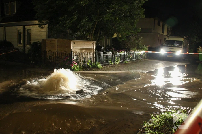 Waterleiding gesprongen in woonwijk