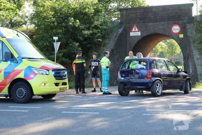 Gewonde en flinke schade bij kop-staartaanrijding