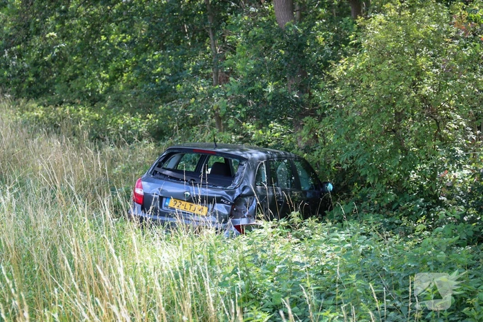 Flinke schade na ongeval tussen drie auto's en vrachtwagen