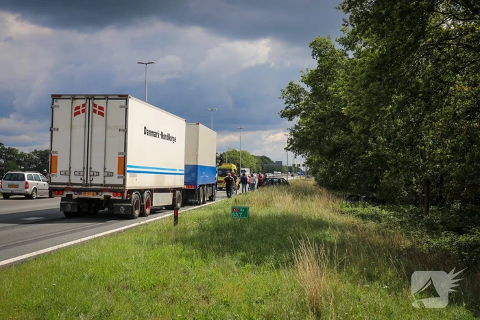 Flinke schade na ongeval tussen drie auto's en vrachtwagen