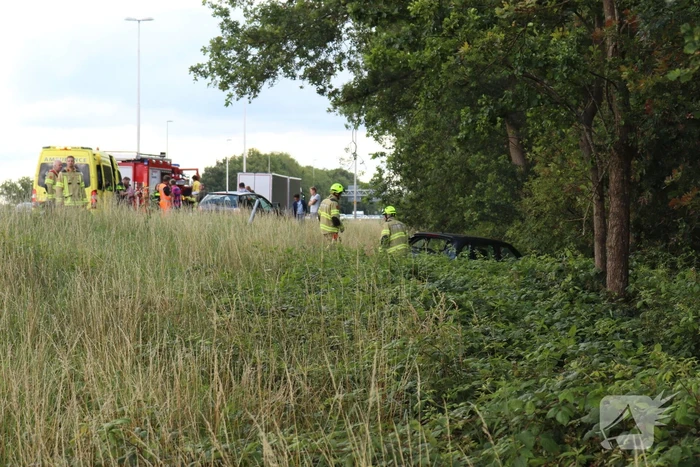 Flinke schade na ongeval tussen drie auto's en vrachtwagen