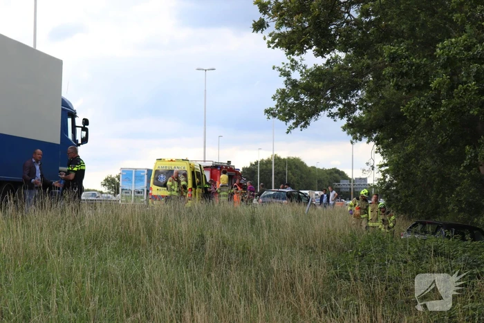 Flinke schade na ongeval tussen drie auto's en vrachtwagen