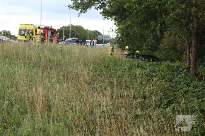 Flinke schade na ongeval tussen drie auto's en vrachtwagen