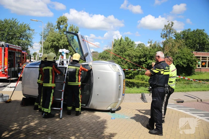 Gewonde nadat auto op de kant beland