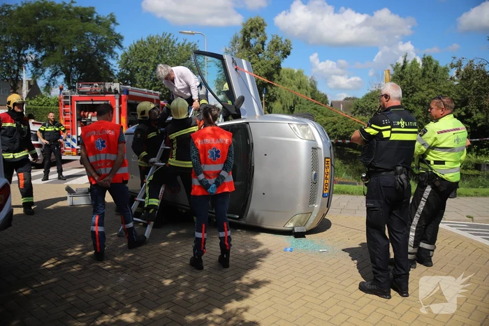 Gewonde nadat auto op de kant beland