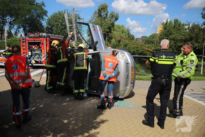Gewonde nadat auto op de kant beland