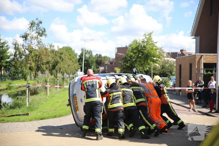 Gewonde nadat auto op de kant beland