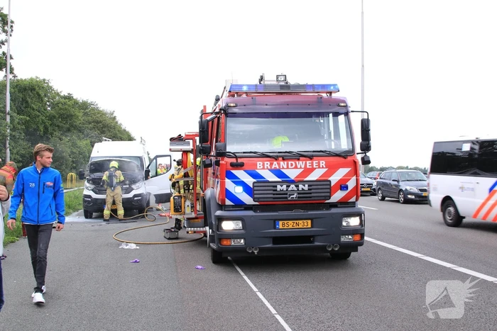Drama op snelweg, camper vliegt in brand in de file