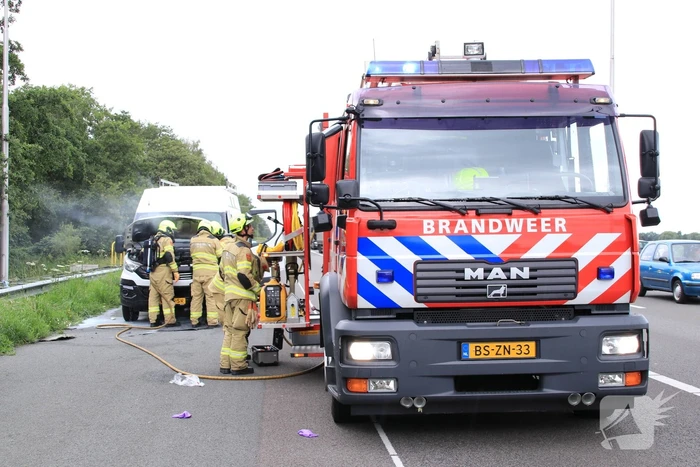 Drama op snelweg, camper vliegt in brand in de file