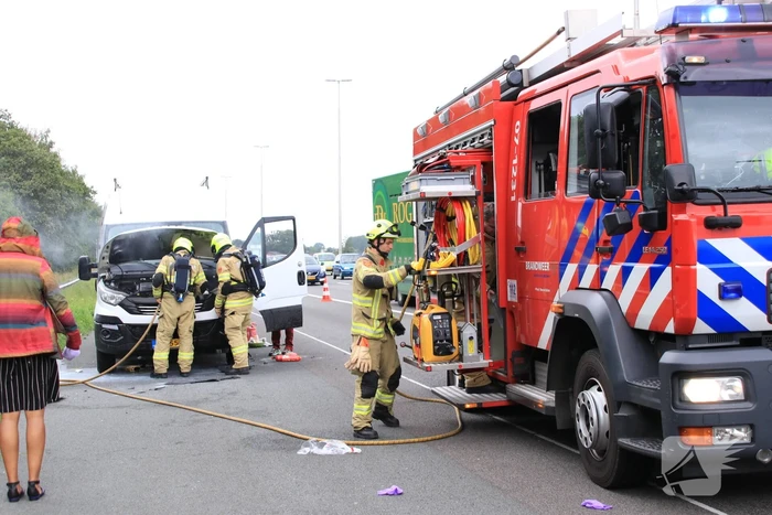 Drama op snelweg, camper vliegt in brand in de file