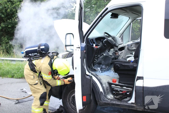 Drama op snelweg, camper vliegt in brand in de file