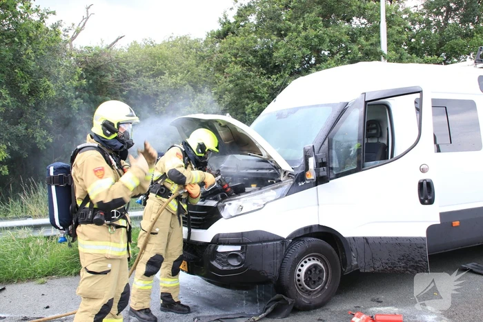 Drama op snelweg, camper vliegt in brand in de file