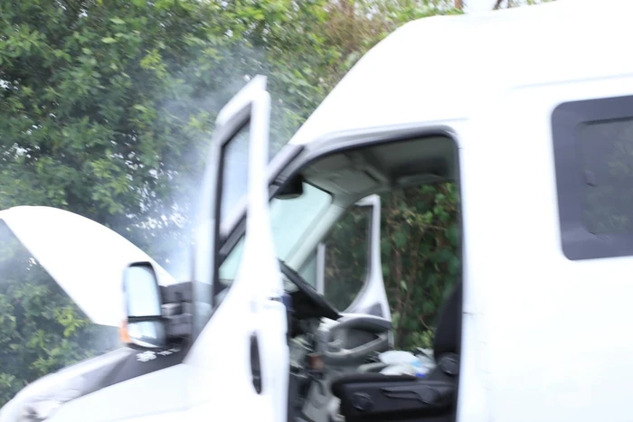 Drama op snelweg, camper vliegt in brand in de file